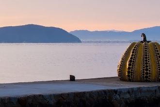直島(草間彌生)