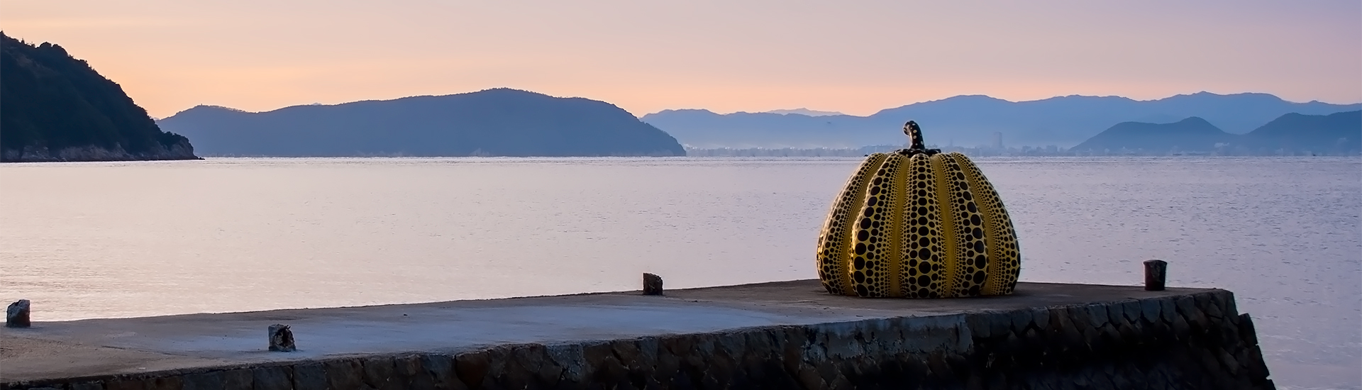 直島（草間彌生）